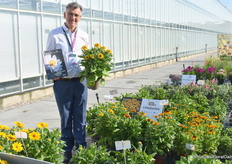 Tomasz Michalik van Vitroflora met Littlebeckia Ballerina, een nieuwe, vrij compacte, middelgrote, vroegbloeiende Rudbeckia. Hij houdt ook hun nieuwe catalogus vast (https://www.floraldaily.com/article/9537217/vitroflora-and-alkemade-perennials-present-a-new-catalog-of-perennials-and-ornamental-grasses/), "deze heeft het grootste assortiment vaste planten." 